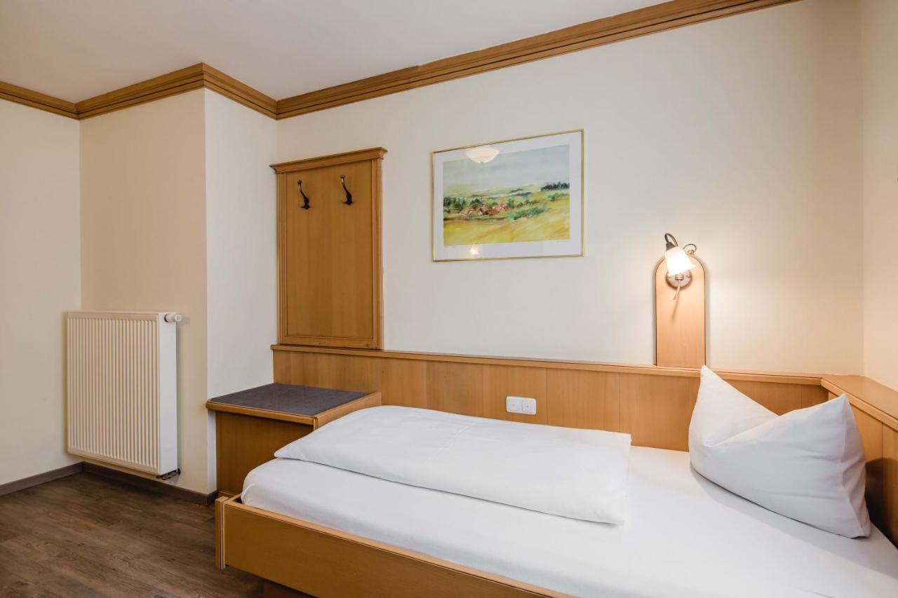 Hotel Bayrischer Loewe Osterhofen Kültér fotó