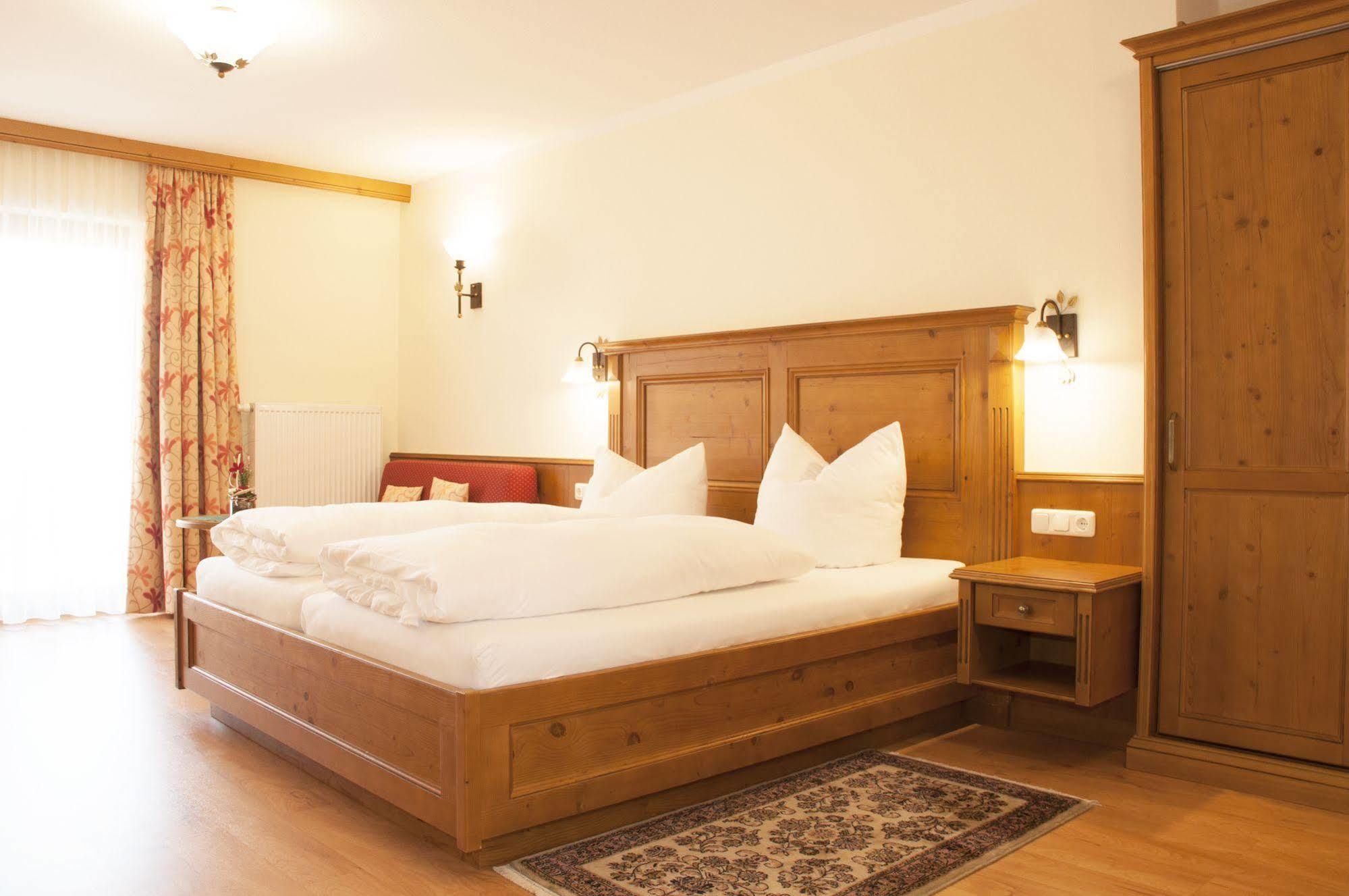 Hotel Bayrischer Loewe Osterhofen Kültér fotó