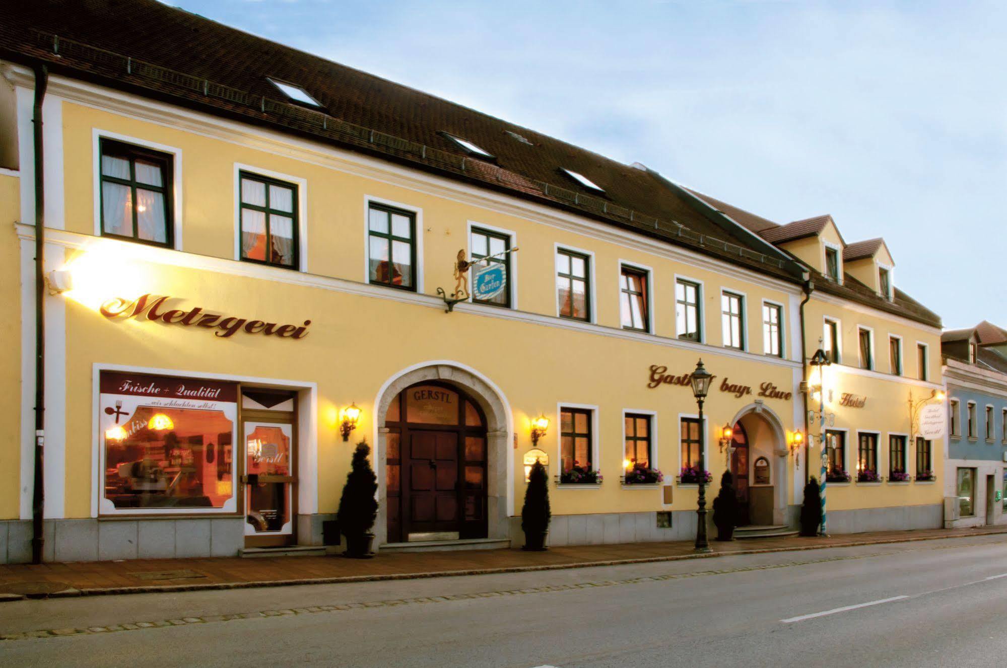Hotel Bayrischer Loewe Osterhofen Kültér fotó