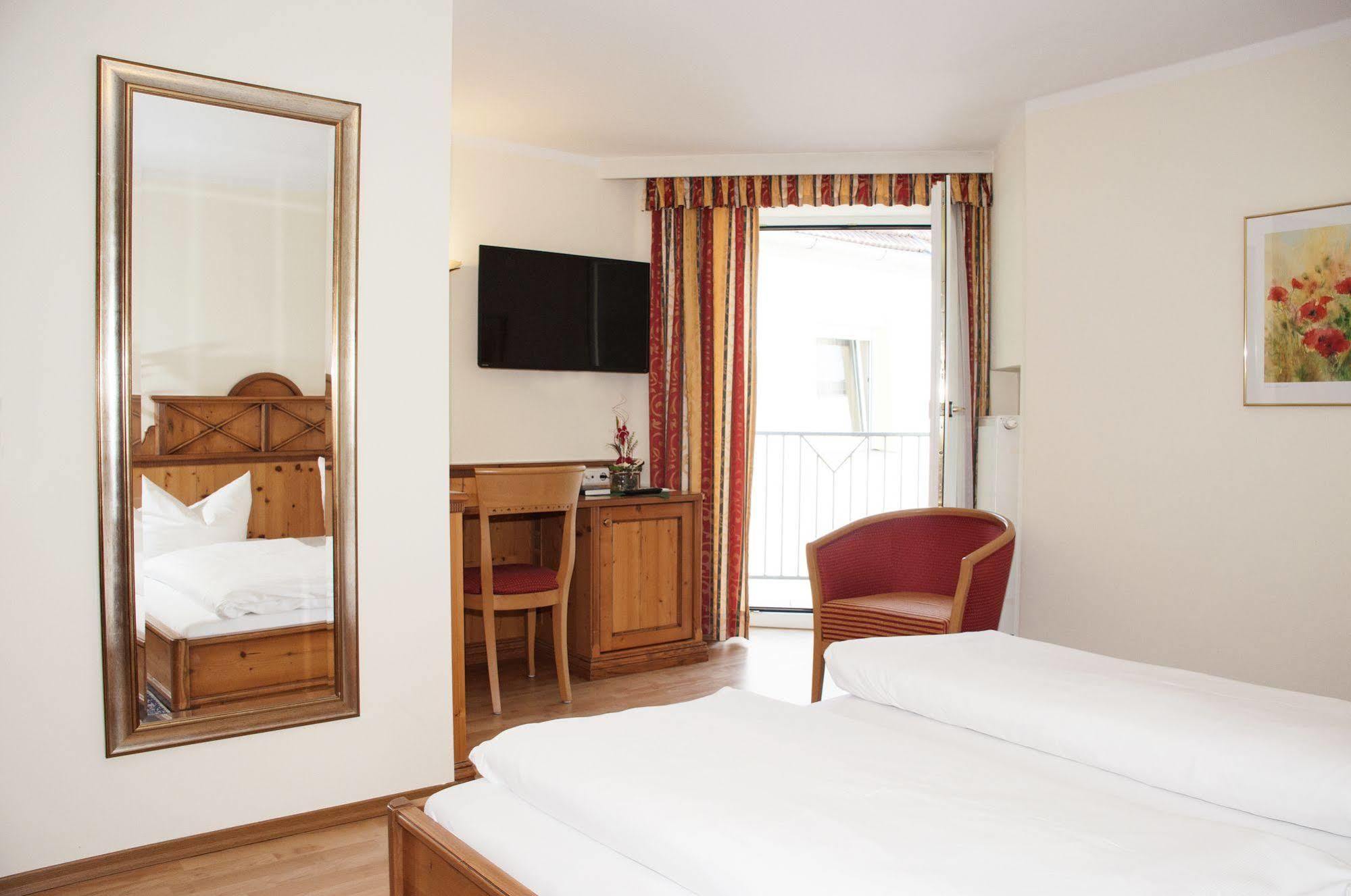 Hotel Bayrischer Loewe Osterhofen Kültér fotó